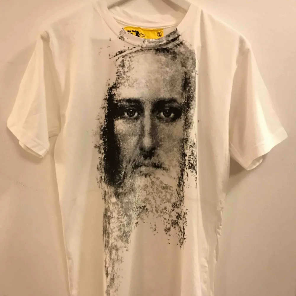 En egen designad Jesus t-shirt med kors på ryggen. Är ni intresserad och vill ha en annan storlek så kontakta mig.. T-shirts.