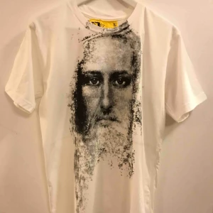  - En egen designad Jesus t-shirt med kors på ryggen. Är ni intresserad och vill ha en annan storlek så kontakta mig.