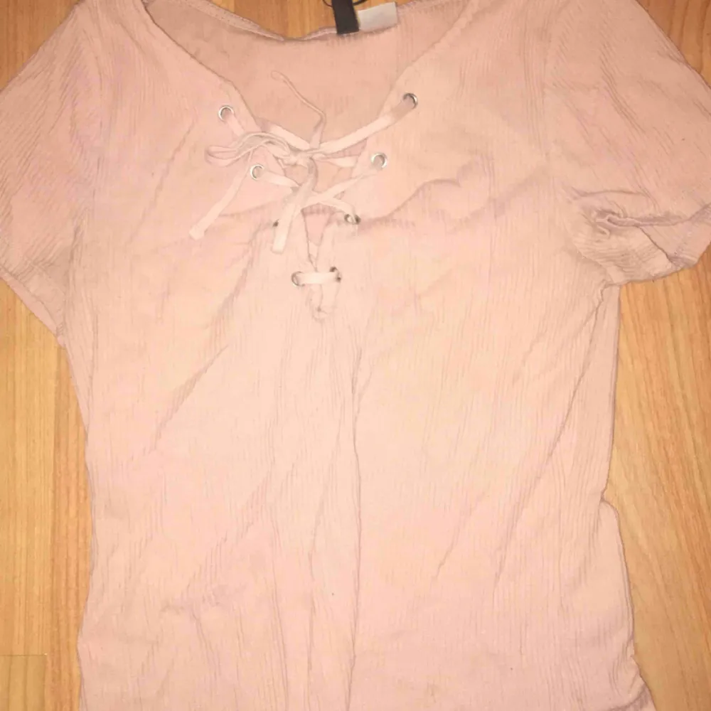 beige ribbad t-shirt från H&M. första bilden är tagen med blixt så et är därför den ser ljus rosa ut men andra bilder är färgen på tröjan. 50kr plus frakt.. T-shirts.