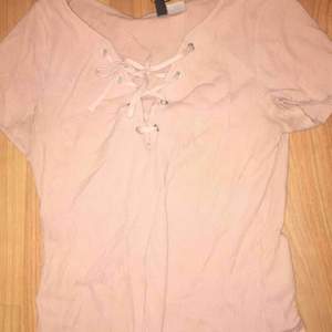 beige ribbad t-shirt från H&M. första bilden är tagen med blixt så et är därför den ser ljus rosa ut men andra bilder är färgen på tröjan. 50kr plus frakt.