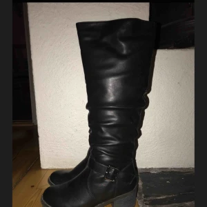  - Stövlar i strl 37 dom är bara använda 1 gång och har fungerande dragkedjor på insidan. 💞