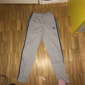  - Gråa Adidasbyxor, strl s. Säljer p g a utrensning i garderob. Superbekväma. Gammal men knappt använda, pris kan diskuteras. 