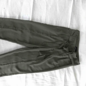  - Supersnygga paperbag-waist byxor från Gina!! Framhäver verkligen ens kropp hur fint som helst🌻🤩🤩