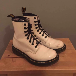  - Äkta Dr Martens kängor, strl 36-37. Säljer dom billigt pga lite slitage (syns på bilden)