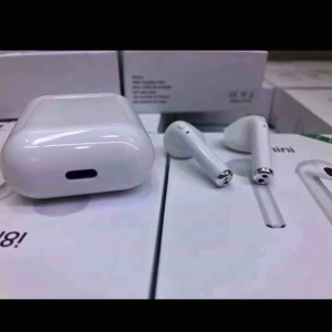  - Aldrig använda!   Tänk på att dessa INTE ÄR ÄKTA, med tanken på att äkta kostar 1 800kr. Dock så fungerar de felfritt och är helt oanvända. 