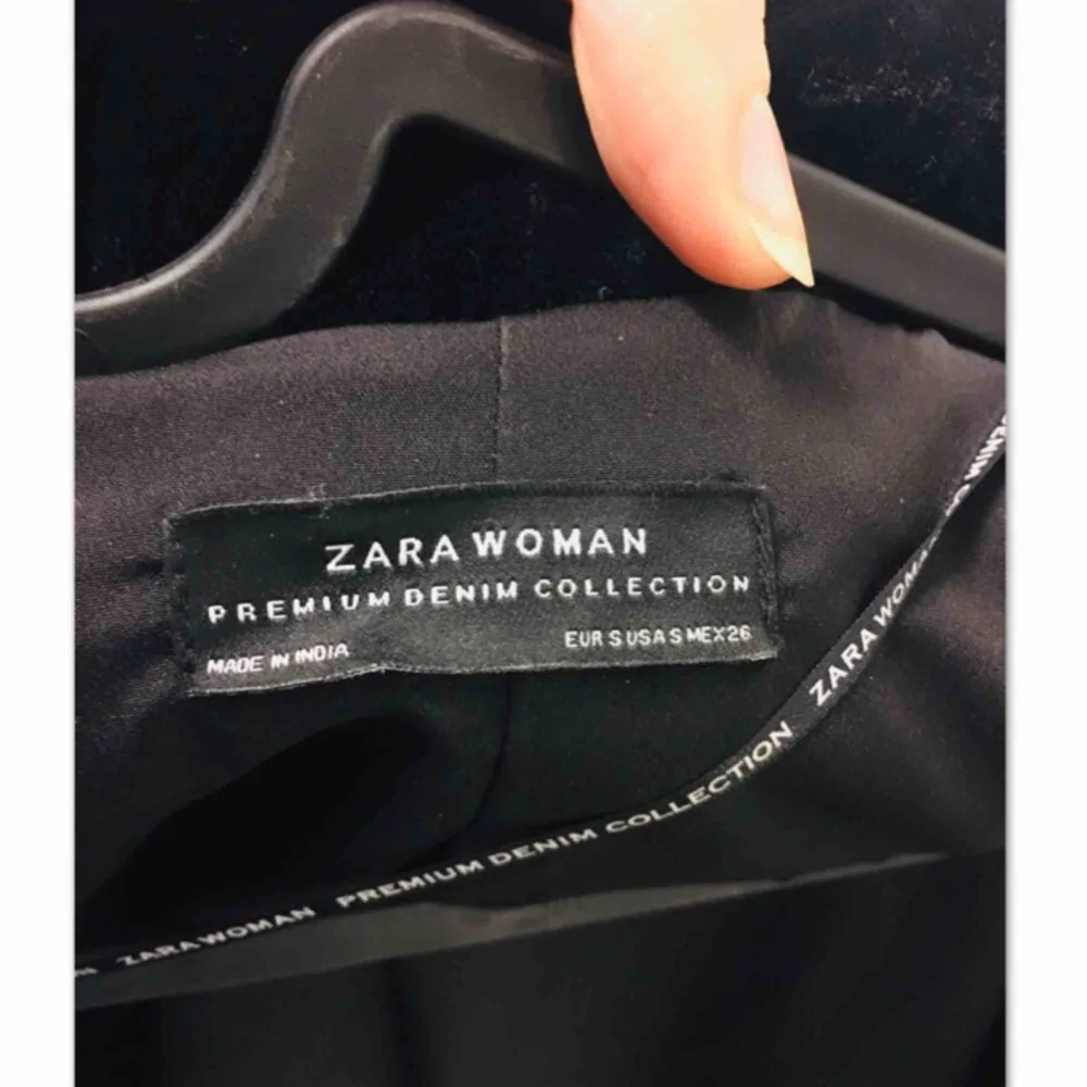 En exklusiv kollektions jacka från ZARA köpt i Schweiz. 🧥💕 ordinarie priset var 700kr  . Jackor.
