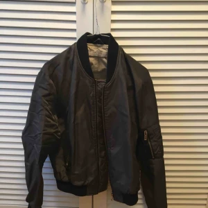  - Olivgrön bomberjacka från ZARA i storlek S. 