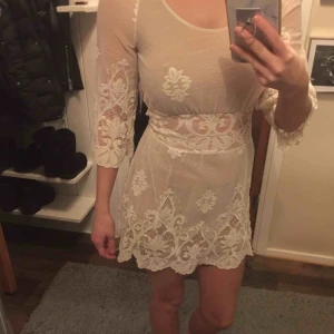  - Söt klänning till sommaren  Har ett innetyg och på vissa ställen utan 