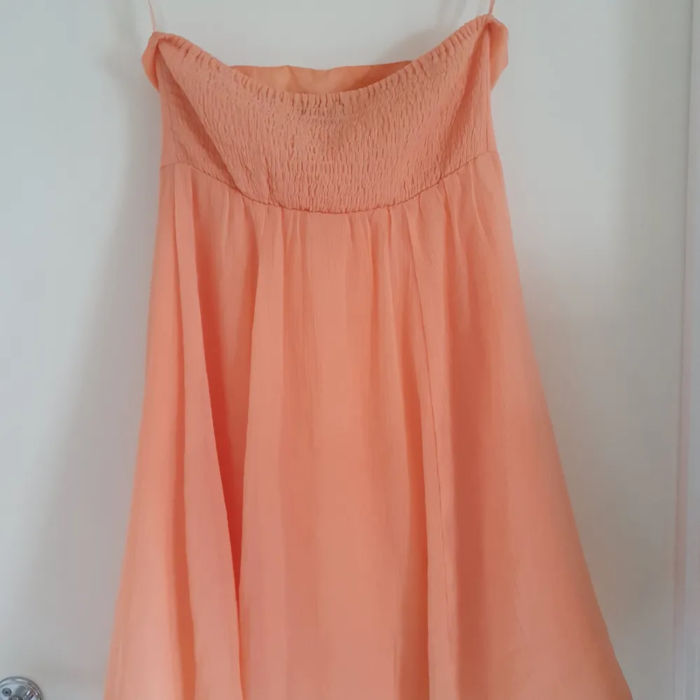 Fin sommar/-strandklänning orange/peach färgad skönt och luftigt material men en avtagbar under klänning som sitter tightare.. Klänningar.