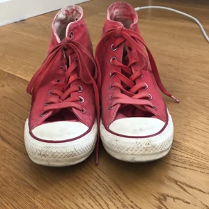 Converse klack storlek 39 - Röda converse med klack, använda 3 gånger, bra skick