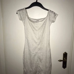 Gina - Skön tight off shoulder klänning köpt på Gina, inte använt så mycket. Endast 3ggr, kan finnas ngn liten tråd lös på klänningen men den är inte trasig:)