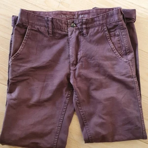 Chinos från Dockers, 30/34 - Bruna chinos från Dockers I tjockt bomullstyg, använda en hel del men mycket hållbara och har mkt kvar att ge. Inga hål. Jag är en kille 177/68.