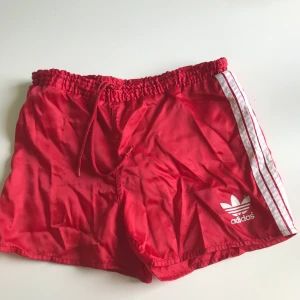 Adidas shorts - Adidas shorts köpta second hand. Säljes pga för små för mig. Barnstorlek 152 men hade nog passat en xs. Ganska noppriga på baksidan men i övrigt hela.