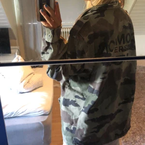 Militärjacka - Säljer denna asnajs oversized millitärjackan. Jag har i vanliga fall storlek s, men skulle säga att den lätt passar allt ifrån S-L! Den har såå fin text på ryggen. Säljer den för att den inte kommer till användning. 💖 