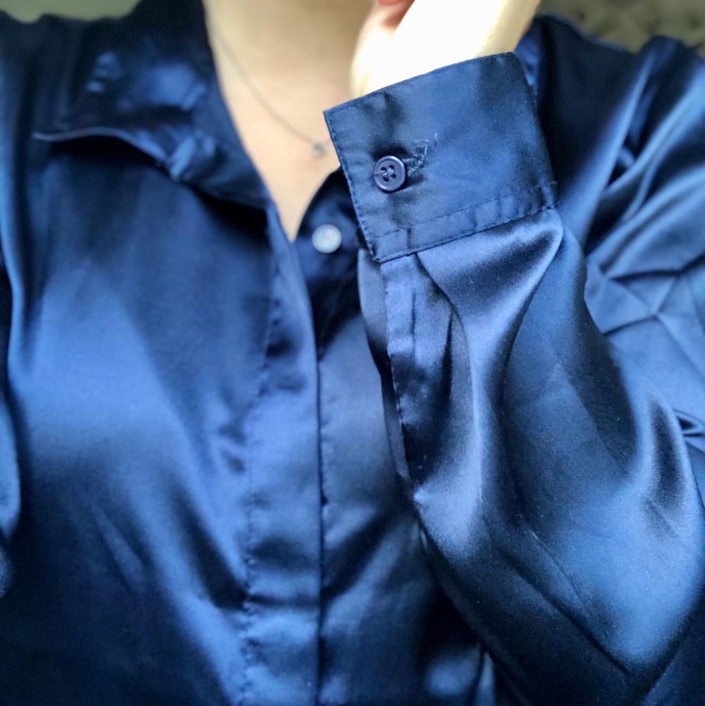 Marinblå silkesskjorta i strl 34 men passar mer en 36!💙. Skjortor.