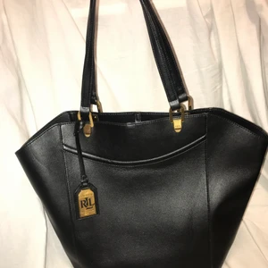 Ralph Lauren Tote - Ralph lauren toteväska i väldigt bra skick knappt använd. Passar bra att ha laptopen i och allt man behöver med sig till jobb eller skola. Ny pris ca 1400kr