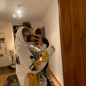 Intressekoll på moschino x h&m hoodie  - Moschino x h&m hoddie som ej finns att köpa längre och svår att få tag i. Sitter oversized. Fett cool hoodie men kommer tyvärr inte till användning :( (tillfälligt pris)