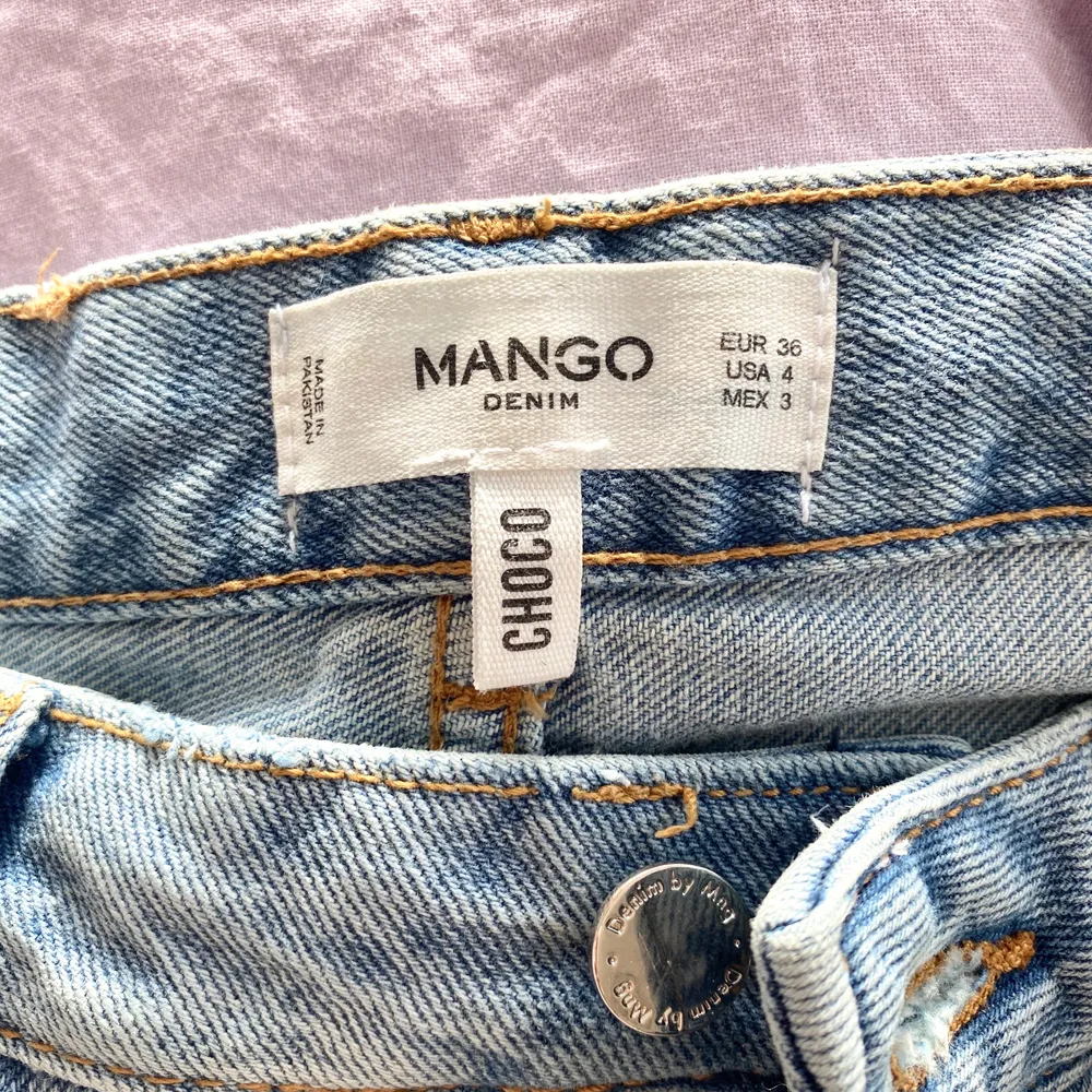 Jeans från Mango i skitsnygg modell (klippt hålen själv) | Endast använda 2-3 gånger då de är lite förstora i midjan för mig | Är 169cm om det är till någon hjälp 🥰. Jeans & Byxor.