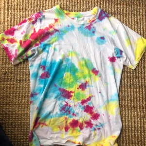 Tie dye t-shirt - Tie dye t-shirt som sitter väldigt snyggt på, i storlek S! 