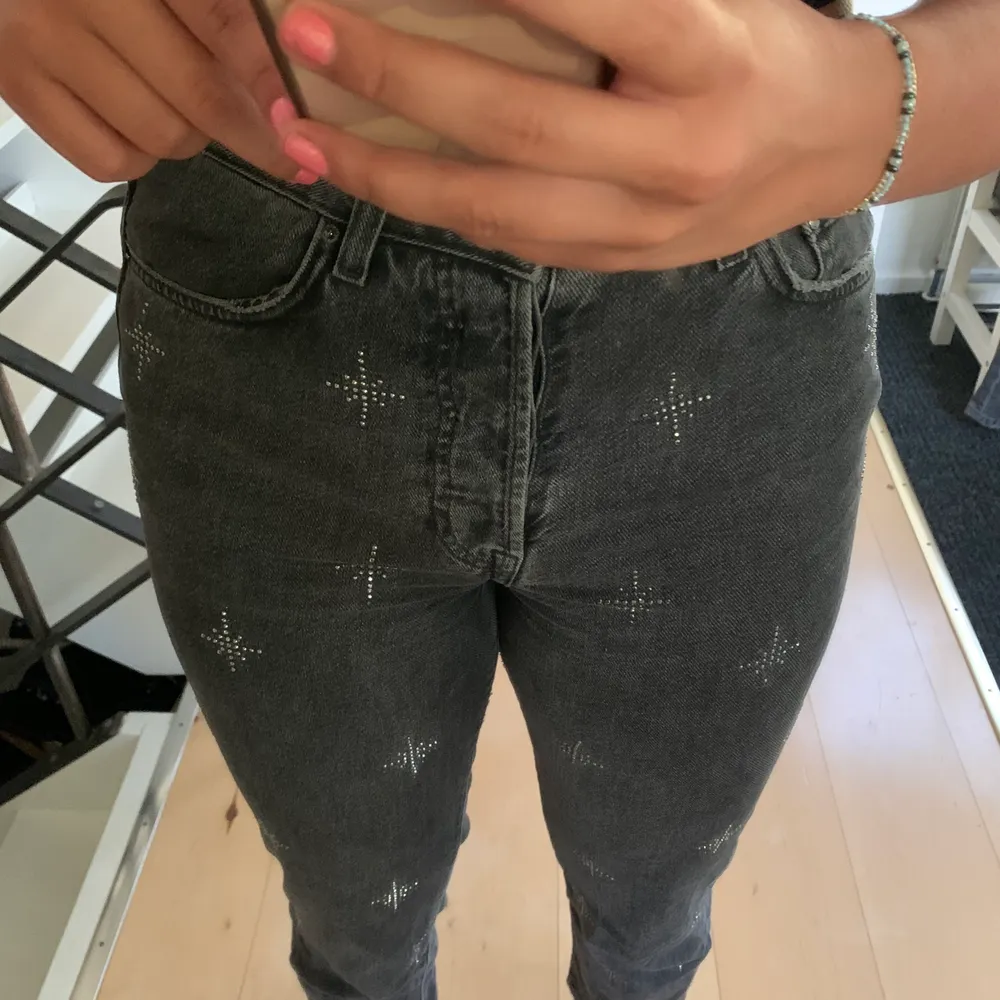 Mörkgråa jeans med stjärnor på⭐️. Jeans & Byxor.