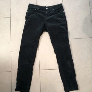 Gröna plyschbyxor från 365 i M - Smaragdgröna plychbyxor i M, insydda i midjan och passar därför mycket bra, stretch