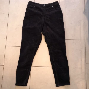 Monki mörkblå Manchesterbyxor i M - Byxorna är insydda i midjan och passar därför mycket bra i midjan