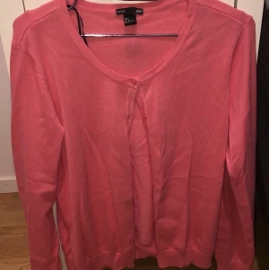 Rosa basic kofta  - Rosa basic kofta som är aldrig använd. Frakten står ni för (63kr)