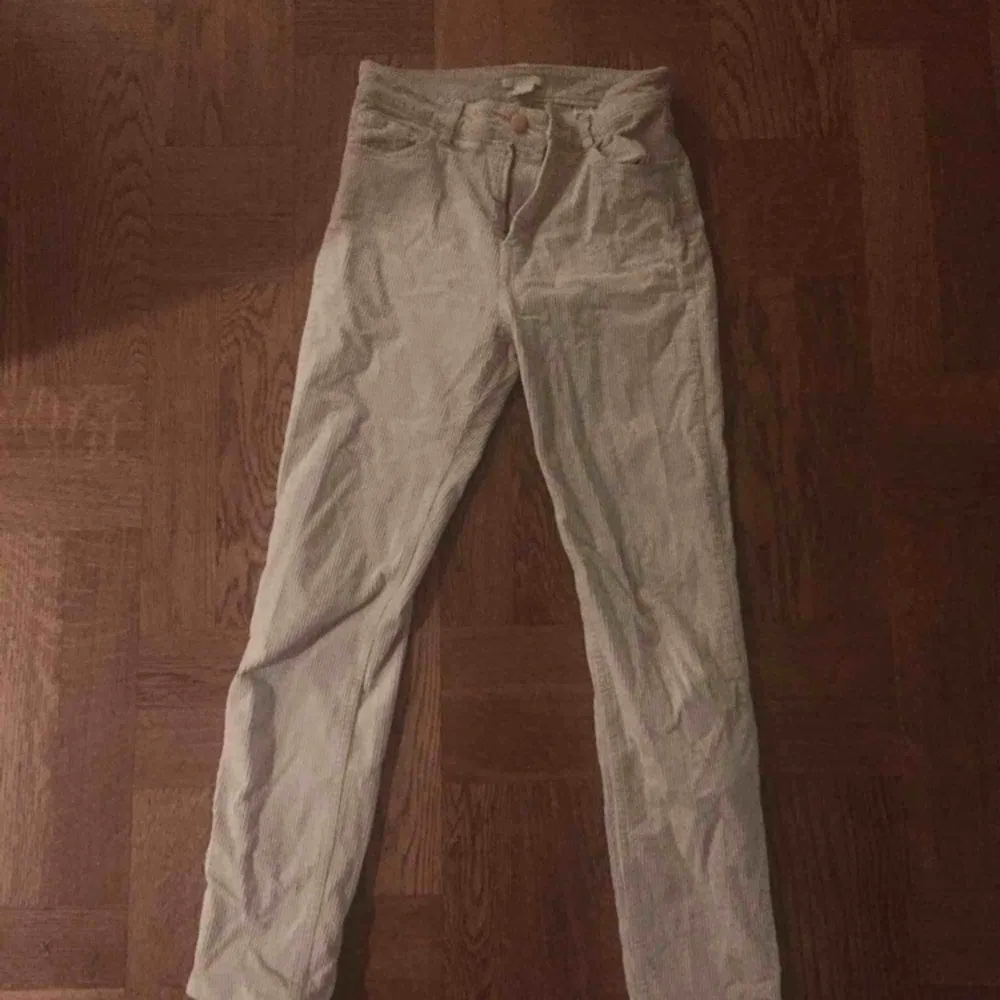 Benvita (åt det beiga hållet ) manchesterbyxor. Jeans & Byxor.