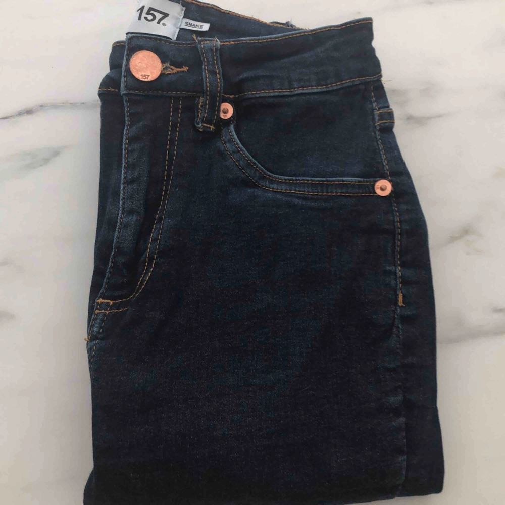 Jätte sköna och snygga slim jeans i superfin mörkblå färg, super skön stretch och behagligt material. Dom är i fint skick då dom endast är använts fåtal ggr. Säljer pga för små i benen. Midjan är väldigt stretchig. Så passar nog de flesta!❣️85kr+frakt.. Jeans & Byxor.