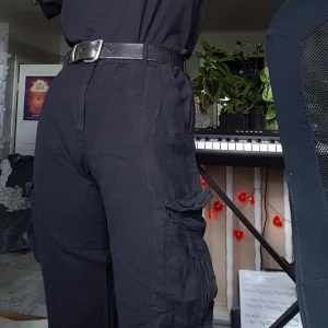 Cargopants i linneblandning - Säljer dessa cargo-stil-byxor från zara eftersom de är för stora för mig. Vilket är trist! för de är väldigt fina och sköna. Linnet gör dem mycket svala o perfekta som sommarbyxor. Står 34 men de är stora i midjan, skulle nog säga 36-38. Pris inkl. frakt