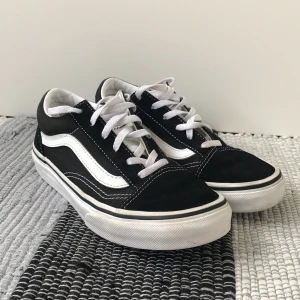 VANS sneakers  - Min lillasyster köpte dessa skor två månader sedan, hon använde de bara en gång.💖🌺🌸🌼 Storlek: 34