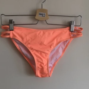 Neonorange badunderdel från Boohoo - Aldrig använd 