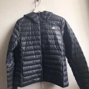 Addidas jacka  - Jackan har blivit alldelese för stor för mig, ( den e svart men ljuset e konstigt på bilden ) 💘 Det finns inga fel på den, som ny. Köptes för 1299kr priset ändras inte säljer den billigt!! 