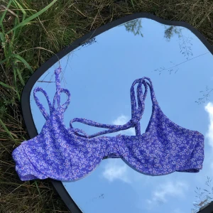 Finaste bikinitoppen!!! - Såå fin bikinitopp som är köpt här på Plick. Tyvärr är den lite liten, eller ah tycker personligen det är lite lite tyg för mitt bröst(?). Nu hoppas jag någon annan kan spatsera med denna på stranden istället för mig!!