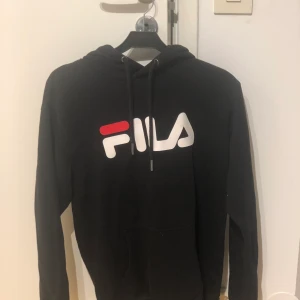 Fila hoodie  - Köpt på madlady för 499