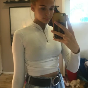 Vit crop top  - Stel. M passar xs-m inget slitage o ganska oanvänd 