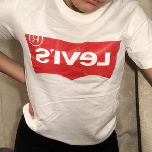 En vit Levis t-shirt i storlek S.... prislapp sitter kvar, vet dock ej om den är äkta. ⚡️  Kolla gärna in resten i min profil 🌎 Pris går att diskuteras!  Köpare står för frakt  📦 (44kr) totalt- 84 kr  
