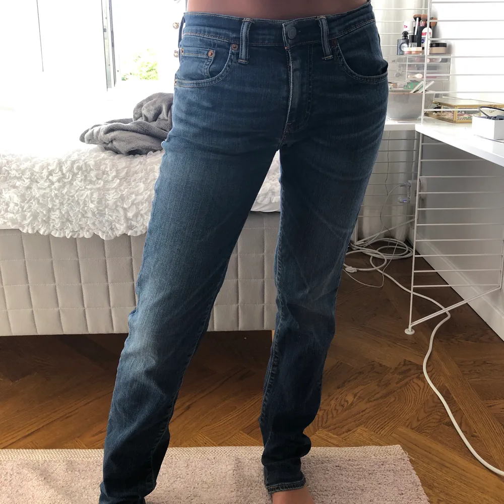 Jag är 163cm och väger 50 kg och såhär sitter de på mig, det står ingen storlek på jeansen då det är min pojkväns gamla jeans! Sjukt snygga eftersom de är låg midja💜💜. Jeans & Byxor.