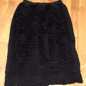  - Jättefin kjol från Rodebjer.
Modell: Baluster
Storlek: xs men funkar absolut även på en s då det är resår i midjan.