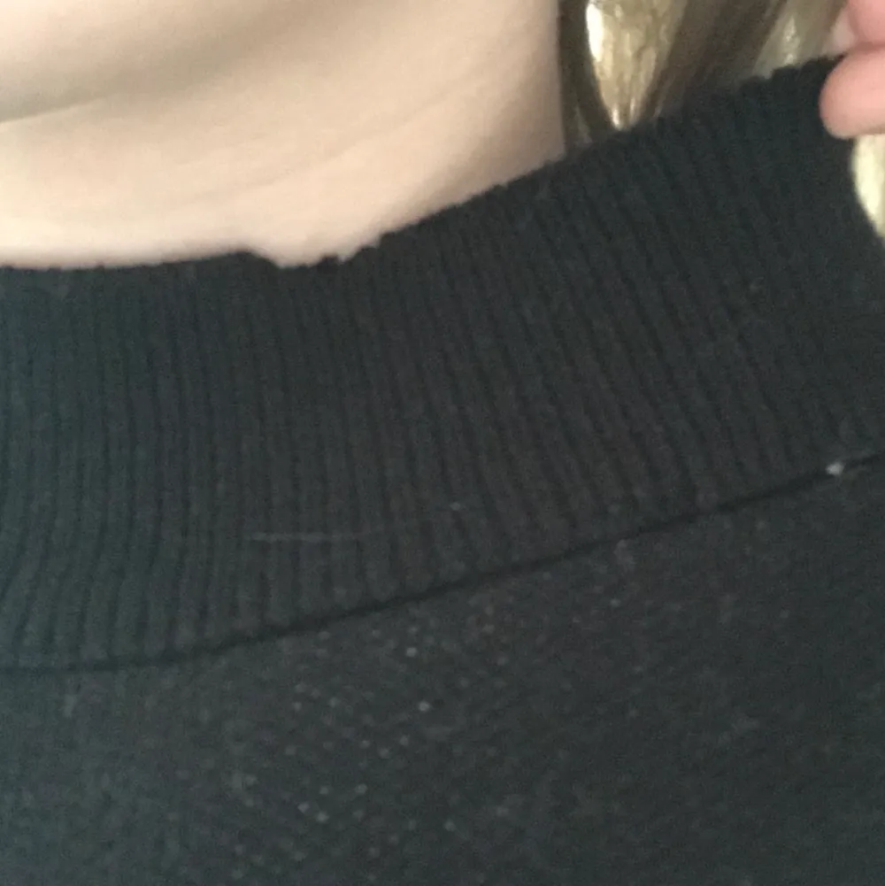 Jättesnygg ”stickad” tröja från Gina, väldigt oversized. Kragen är liiite weird (tredje bilden) Amvänt några gånger men väldigt fint skick !! Nypris 400, säljer för 150+frakt!! . Tröjor & Koftor.