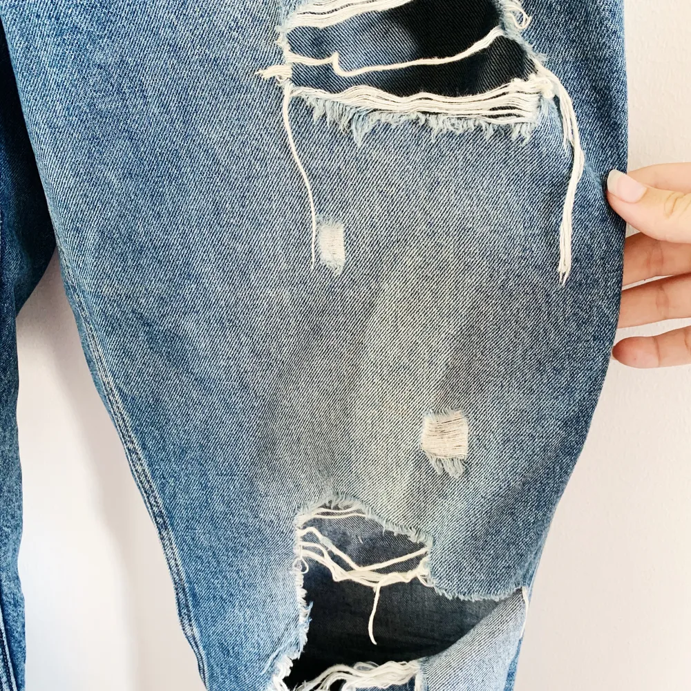 Håliga jeans med baggy fit som är gaaalet snygga. Roséguldiga detaljer vid fickorna. Sparsamt använda, säljer pga för små för mig. Sitter snyggare på än så de ser ut på bilden!!!. Jeans & Byxor.