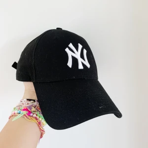 Svart NY keps  - Modern classy keps som funkar till vilken outfit som helst. Knappt använd. Justerbart band bak.