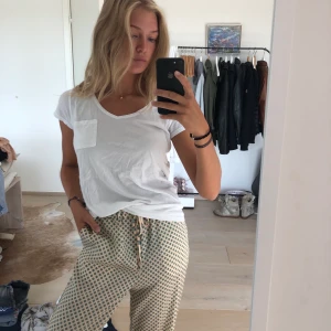 Plain T-shirt - Skön vit T-shirt med ficka. Aldrig använd. Stl. M men passar mig som är XS/S.