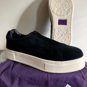 Eytys doja s-o - Ett par helt oanvända Eytys i st. 42 i svart färg. Originalförpackning och skopåse tillkommer. Ett tips är att bära de med ett par lite längre slappare byxor:). 1200 kr + frakt. 