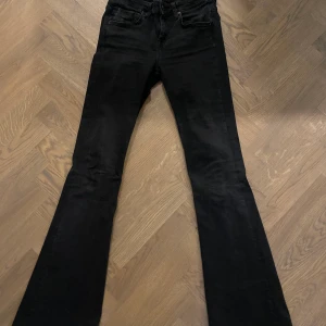 Lågmidjade gråa flare/bootcutjeans - Storlek s. Lagom långa på mig som är ca 170. Toppenskick