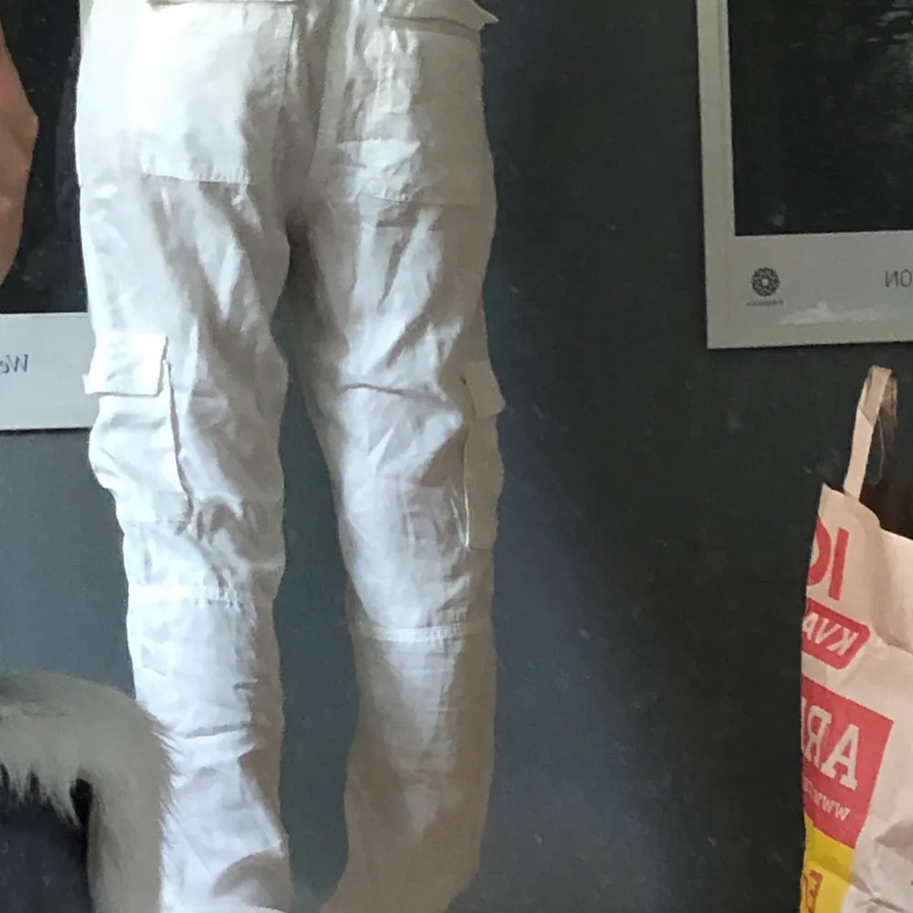 ett bar vita byxor i bra skick , nästan aldrig använda och är ganska genomskinliga . strolek 36 från lindex. Jeans & Byxor.
