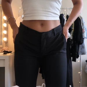 Kostymbyxor från Zara - Svarta kostymbyxor från Zara, ursnygg passform & små slitsar vid slutet. Pris inklusive frakt!