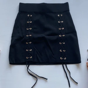 Kjol från Zara - Svart kjol med guldiga detaljer 