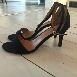 Skor med klack storlek 40 - Använda någon enstaka gång så nyskick. 100kr plus frakt 