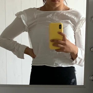 Vit blus - Vit blus från Cubus, knappar där bak!